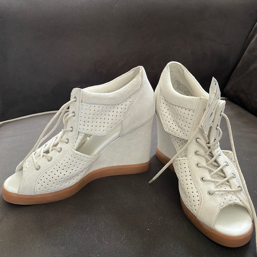 Lacoste off white wedge open toe